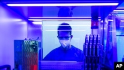 Un técnico en Alemania examina mutaciones de COVID-19 en el laboratorio Bioscientia el 2 de julio de 2021.