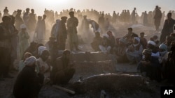 مراسم خاکسپاری دسته جمعی قربانیان زلزله در هرات