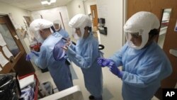 Medicinski radnici u bolnici u Sijetlu, 8. maj 2020. (Foto: AP/Elaine Thompson)