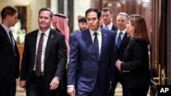 Советникот за национална безбедност Мајк Волц и советникот за Блиски Исток Стив Виткоф му се придружија на Рубио на разговорите