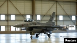 Американський винищувач F-16 у день візиту президента України Володимира Зеленського в Ейндговен, Нідерланди, 20 серпня 2023 року. (Фото: REUTERS/Piroschka van de Wouw)