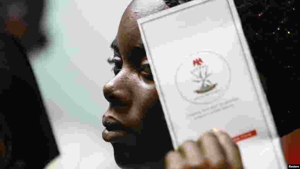 'Yan Najeriya da aka kwaso daga Afirka Ta Tsakiya suna shirin su yi balaguro zuwa garuruwansu dake jihohi daban daban daka filin saukar jiragen sama na kasa da kasa na Nnamdi Azikiwe dake Abuja ranar 6 ga watan Janairu na shekarar 2014.