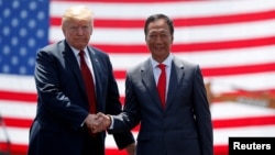 2018年6月28日，美國總統特朗普和台灣富士康董事局主席郭台銘在威斯康辛州富士康工廠的動工儀式上。