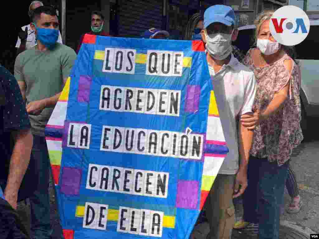 “Ahorita un docente no se puede comprar ni un kilo de pollo con ese mísero sueldo que le dieron”, asegura Eulogio Figuera, uno de los manifestantes consultados por la VOA.