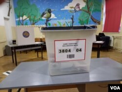 Zapečaćena biračka kutija na glasačkom mestu u osnovnoj školi u Severnoj Mitrovici, na dan održavanja parlamentarnih izbora na Kosovu, 9. februara 2025. (Foto: VOA/Budimir Ničić)