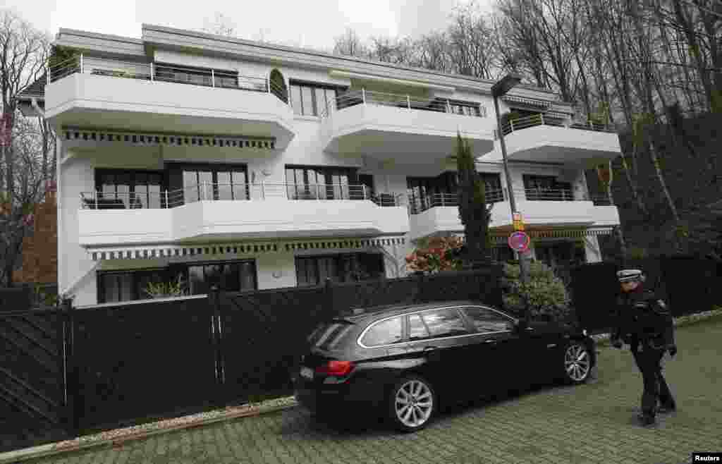 A police officer walks near the apartment believed to belong to Germanwings co-pilot Andreas Lubitz, in Dusseldorf, March 27, 2015.