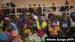 Watu waliolazimika kukimbia makazi yao huko Palma wakusanyika katika uwanja wa mpira wa Pemba kupokea misaada ya dharura huko Pemba Aprili 2, 2021.