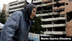 ARHIVA - Žena prolazi ispred nekadašnje zgrade Generalštaba Vojske Srbije u Beogradu koja je uništena u bombardovanju 1999. godine (Foto: Reuters/Marko Đurica)