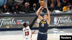 Nikola Jokić u duelu sa Bemom Adebajom (Foto: -USA TODAY Sports/Kyle Terada)