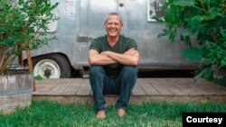 Alejandro Junger asegura en sus libros que el cuerpo es capaz de sanarse a sí mismo mediante lo que ingerimos y teniendo una vida con pensamientos que contribuyan a un estado de paz mental.