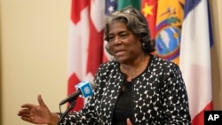 ARCHIVO - La embajadora de Estados Unidos, Linda Thomas-Greenfield, habla con los periodistas después de una votación del Consejo de Seguridad en la sede de las Naciones Unidas, el martes 20 de febrero de 2024.