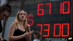 Якщо пропозицію Єврокомісії схвалять усі 27 країн-членів ЄС, в Україну може надходити до 3 мільярдів євро (3,25 мільярда доларів) на рік, або до 15 мільярдів євро з 2023 по 2027 рік.