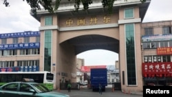 资料照：一辆朝鲜牌照的卡车开进中国丹东市一院落等待跨桥回朝鲜。（2018年6月12日）