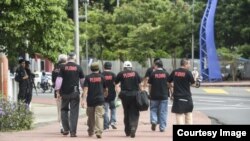 Simpatizantes del presidente de Nicaragua, Daniel Ortega, usan camisetas con la palabras "plomo", la fórmula con la que el mandatario ha dicho lidiará con quienes intenten afectar su gobierno. Cortesía/Diario La Prensa