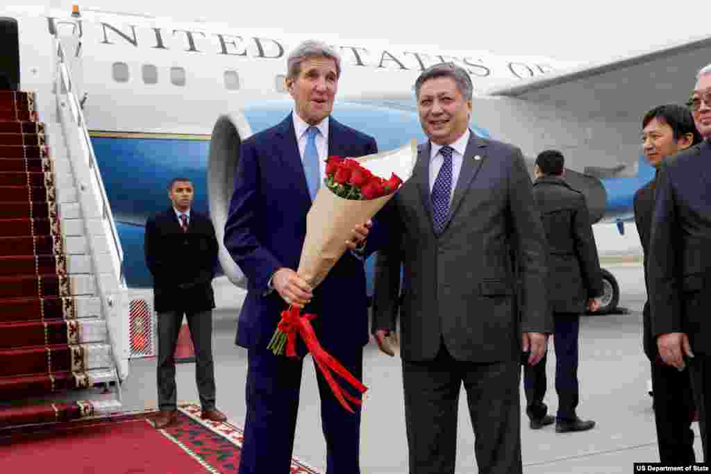 AQSh Davlat kotibi Jon Kerri Qirg'iziston Tashqi ishlar vaziri Erlan Abdildayev bilan, Bishkek, 31-oktabr, 2015