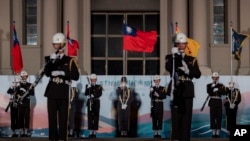 资料照片：台湾总统府公布的照片显示军人在台北举行升旗仪式。(2023年1月1日)