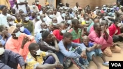 Wapiganaji 40 kati ya 57 wa Boko Haram waliojisalimisha huko Meri, Cameroon, Julai 29, 2021.(Moki Edwin Kindzeka/VOA)