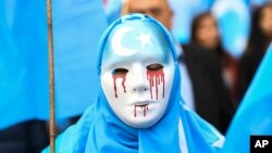 Xitoyga qarshi o'tkazilgan namoyish ishtirokchisi, Bryussel, Belgiya, 2018-yil, 27-aprel.