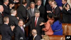 Американські законодавці вітають президента Порошенка в Конгресі США