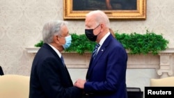 El presidente de Estados Unidos, Joe Biden, estrecha la mano del presidente mexicano, Andrés Manuel López Obrador, durante una reunión bilateral en Washington, Estados Unidos, el 18 de noviembre de 2021.