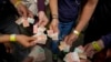 Turista muestra billetes de Bolívar viejos para ser utilizados como boletos para canjear por comida durante un recorrido organizado por Cumbe Tour, del barrio San Agustín de Caracas. Agosto 21, 2021.