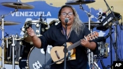 Reymar Perdomo canta "Me fui" durante el concierto de Venezuela Aid Live cerca de Cúcuta, Colombia, en la frontera con Venezuela. Su canción se ha convertido en el himno no oficial de los venezolanos.