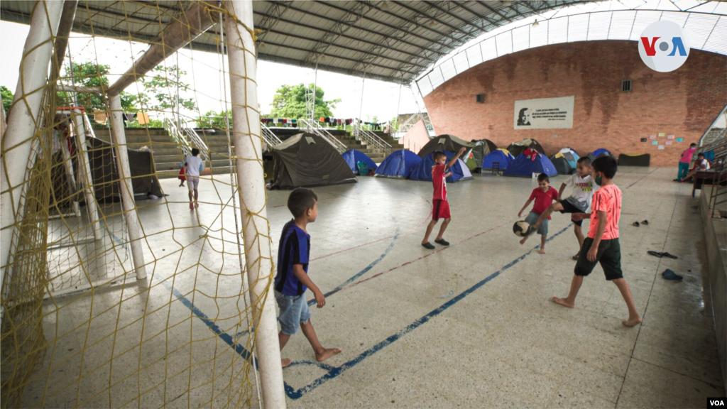 Con sus pocas pertenencias en bolsas y cajas los migrantes venezolanos esperan noticias de sus vecinos y familiares que se quedaron en Venezuela para cuidar lo poco que queda tras los enfrentamientos. 