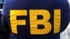 ARHIVA - Logo Federalnog istražnog biroa (FBI) na ležima agenta u Njujorku (Foto: Reuters/Carlo Allegri)