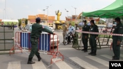 រូបឯកសារ៖ អាជ្ញាធរកំពុងរឹតបន្តឹងការធ្វើដំណើរក្នុងរាជធានីភ្នំពេញ ក្នុងអំឡុងពេលបិទខ្ទប់ក្នុងរាជធានីភ្នំពេញ ដើម្បីទប់ស្កាត់ការឆ្លងរាលដាលនៃជំងឺកូវីដ១៩ នៅថ្ងៃទី១៥ ខែមេសា ឆ្នាំ២០២១។ (កាន់ វិច្ឆិកា/វីអូអេ)