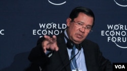 នាយក​រដ្ឋមន្ត្រី​កម្ពុជា ​លោក​ ហ៊ុន ​សែន​ ថ្លែង​ទៅកាន់​អ្នក​សារ​ព័ត៌មាន​ជាតិ និង​អន្តរជាតិ​ ក្នុង​សន្និសីទ​សារ​ព័ត៌មាន​នៃវេទិកា​សេដ្ឋកិច្ច​ពិភពលោកនៅ​រាជ​ធានី​ភ្នំពេញ​ នៅ​ថ្ងៃទី១១​ ខែ​ឧសភា​ ឆ្នាំ​២០១៧​។ (ហ៊ាន​ សុ​ជាតា​/ VOA)