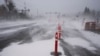 El viento empuja a la nieve hacia una carretera de Portland, Oregón, el 13 de junio de 2024.