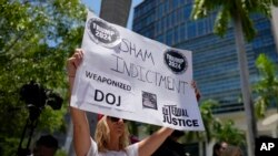 Доналд Трамп за првпат се појави пред федералниот суд во Мајами денес, соочувајќи се со 37 точки од обвинението поврзани со погрешно постапување и задржување на доверливи документи на неговиот имот во Мар-а-Лаго