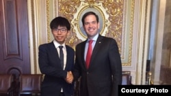 美國參議員魯比奧去年會見香港眾志的秘書長黃之鋒。（香港眾志秘書長黃之鋒臉書圖片）