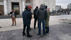 Policija u razgovoru sa građanima na skupu podrške Alekseju Navalnom, Foto: RSE