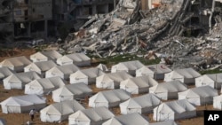 กลุ่มเต้นท์ที่อยู่อาศัยของชาวปาเลสไตน์ที่พลัดถิ่น บริเวณใกล้กับตึกที่ถูกทำลายหลังการโจมตีของอิสราเอลที่เมืองจาบาลิยา ที่ฉนวนกาซ่า 6 ก.พ. 2025