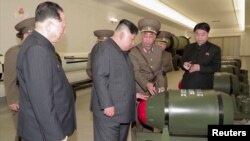 El líder norcoreano Kim Jong Un inspecciona ojivas nucleares en un lugar no revelado. 