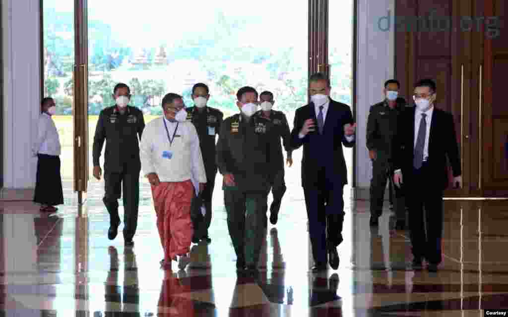 တရုတ်နိုင်ငံခြားရေးဝန်ကြီး Wang Yi နဲ့ တပ်မတော်ကာကွယ်ရေးဦးစီးချုပ် ဗိုလ်ချုပ်မှူးကြီး မင်းအောင်လှိုင်တို့ နေပြည်တော်မှာ တွေ့ဆုံခဲ့တဲ့ မြင်ကွင်း။ (ဓာတ်ပုံ - တပ်မတော်သတင်းမှန် ပြန်ကြားရေးအဖွဲ့ - ဇန်နဝါရီ ၁၂၊ ၂၀၂၁)