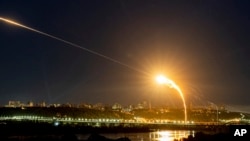 ARCHIVO: Las fuerzas antiaéreas ucranianas interceptan un dron Shahed ruso sobre Kiev el 30 de mayo de 2023.