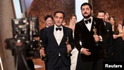 Karren Karagulian i Vache Tovmasyan hodaju iza pozornice s nagradama koje je osvojila "Anora", tokom dodjele Oscara na 97. dodjeli Oscara u Hollywoodu, Los Angeles, 2. mart 2025.