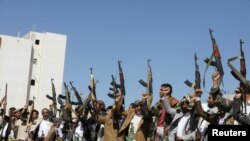 Para pendukung kelompok Houthi mengacungkan senjata mereka dalam aksi protes mendukung Palestina di Sanaa, Yaman, pada 18 Februari 2024. (Foto: Reuters/Khaled Abdullah)