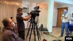 Periodista venezolano de VPI en medio de una rueda de prensa. Caracas, Venezuela, el 16 de marzo de 2020.