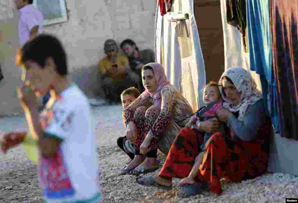 Suriyalik kurdlar Turkiyaning Suruch tumanida tashkil etilgan qochoqlar lagerida, 5-oktabr, 2014-yil. 