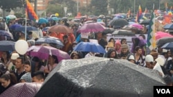 En una acción multitudinaria que no se veía en años en Colombia, estudiantes, líderes sociales, maestros, artistas, pensionados, comunidades de minorías, y trabajadores salieron a protestar en medio de una fuerte lluvia contra el gobierno de Iván Duque. Foto: Karen Sánchez / VOA