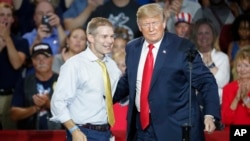 ARHIVA - Bivši predsjednik Donald Trampa sa kongresmenom iz Ohaja Džimom Džordanom (Foto: AP/John Minchillo)