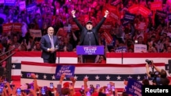 在美國紐約麥迪遜廣場花園舉行的共和黨總統候選人、美國前總統特朗普的競選集會上，特斯拉執行長兼X持有者伊隆馬斯克在台上振臂高呼。 (2024年10月27日)