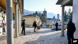 ការ​ធ្វើ​ពិធីបុណ្យ​សព​ដោយ​មិន​មាន​សាច់ញាតិ​នៅ​កន្លែង​បូជា​សព្វ Zogno ក្បែរ​ក្រុង Bergamo ប្រទេស​អ៊ីតាលី កាលពី​ថ្ងៃទី២១ ខែមីនា ឆ្នាំ២០២០។