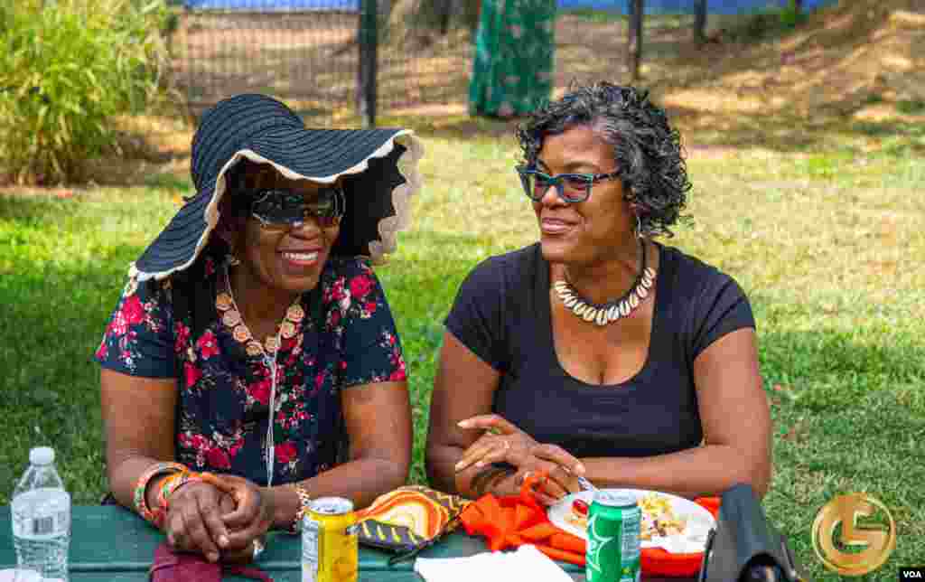 Ma'aikatan Muryar Amurka da iyalansu a filin Quincy Park dake jihar Virginia.