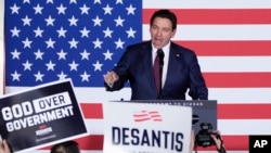 ARCHIVO: El candidato presidencial republicano y gobernador de la Florida, Ron DeSantis, habla a sus partidarios en el caucus de Iowa el 15 de enero de 2024.