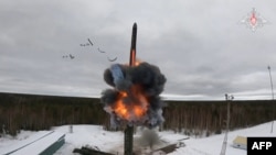 แฟ้ม - ภาพจากเอกสารแจกของกระทรวงกลาโหมรัสเซีย 1 มี.ค. 2024 ในการแสดงการทดสอบการยิง ICBM ของกองกำลังนิวเคลียร์ของประเทศ (Russian Defence Ministry / AFP)