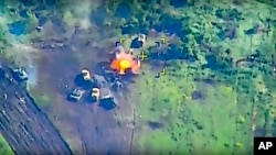 Fotografija ruskog ministarstva odbrane, objavljena u srijedu 7. juna 2023. godine, na kojoj se vidi kako je ukrajinsko vojno vozilo pogođeno tokom borbi u Ukrajini